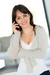 Jeune femme et téléphone