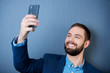 mann schaut auf sein smartphone