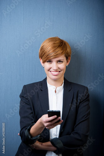 Photo: moderne junge frau schreibt sms moderne junge frau schreibt sms
