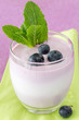 Foto: Single glass of fruit yogurt dessert with blueberries and mint Single glass of fruit yogurt dessert with blueberries and mint