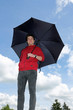 Foto: Mann mit Regenschirm Mann mit Regenschirm
