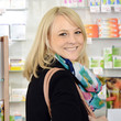 Freundliche Kundin in Apotheke