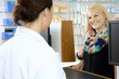 Junge Frau in Apotheke