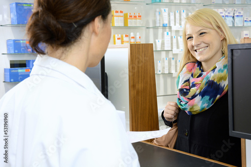 Photo: Junge Frau in Apotheke Junge Frau in Apotheke