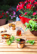 Kräutertee auf Gartentisch