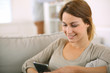 Foto: Young girl at home sending message with smartphone Young girl at home sending message with smartphone