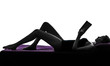 Foto: woman lying reading book in bed silhouette woman lying reading book in bed silhouette
