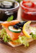antipasto di crostini con salmone, verdure e uova di lompo