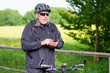 fahrradfahrer navigiert mit handy