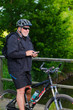 Photo: radfahrer tippt auf handy radfahrer tippt auf handy