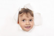 Photo: Happy little girl - kleines mädchen schaut durch Loch im Papier Happy little girl - kleines mädchen schaut durch Loch im Papier
