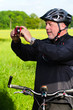 fahrradfahrer schießt foto