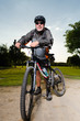 Foto: mountainbiker beim pausieren mountainbiker beim pausieren
