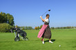 Golferin im Dirndl