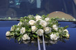 Photo: blumenschmuck auf dem hochzeitsauto blumenschmuck auf dem hochzeitsauto