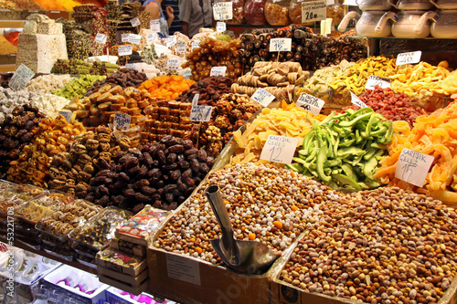 Photo: trockenfrüchte und nüsse auf dem basar trockenfrüchte und nüsse auf dem basar