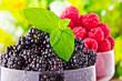 Foto: Sweet fresh fruits in glass goblet with mint leaf Sweet fresh fruits in glass goblet with mint leaf