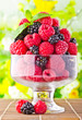 Foto: Sweet fresh fruits in glass goblet with mint leaf Sweet fresh fruits in glass goblet with mint leaf