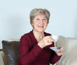 Seniorin mit Tasse Kaffee