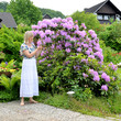 Frau mit Rhododendron