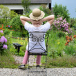 Frau entspannt im Garten