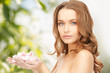 Foto: beautiful woman with rose petals beautiful woman with rose petals