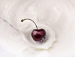 ciliegia con yogurt splashing