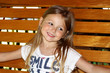 Sorridere, bambina che sorride con le braccia aperte