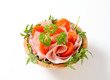 Foto: Sliced ham with arugula and tomatoes Sliced ham with arugula and tomatoes