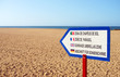Foto: Beach with sign - sunshade umbrellas zone Beach with sign - sunshade umbrellas zone
