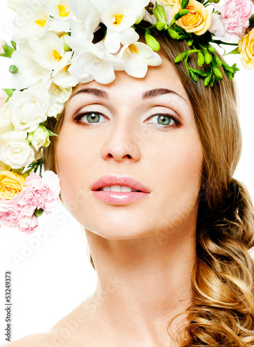 Photo: beautiful woman with flowers in her hair beautiful woman with flowers in her hair