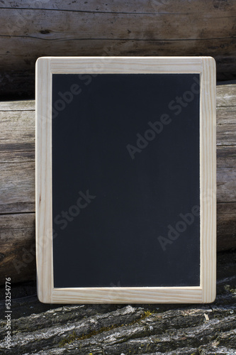 Photo: hochformatige tafel auf holzstämmen hochformatige tafel auf holzstämmen
