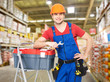 Foto: manual worker with tools at warehouse manual worker with tools at warehouse