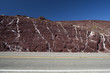 Felsformation an einer Straße im Death Valley National Park