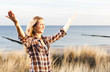 Frau beim entspannen am Meer