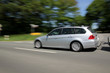 fahrendes Auto mit Anhänger