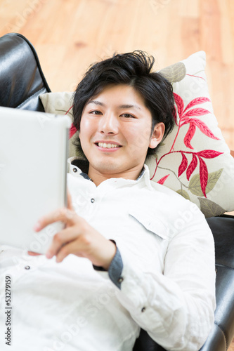 Photo: タブレットコンピューターを見る男性 タブレットコンピューターを見る男性
