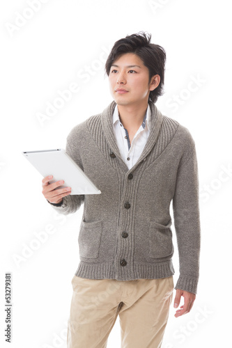 Photo: タブレットコンピューターを見る男性 タブレットコンピューターを見る男性