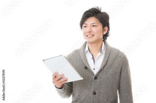 Photo: タブレットコンピューターを見る男性 タブレットコンピューターを見る男性