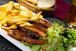Entenbraten, karamelisiert, Sosse mit Pommes Frites
