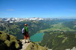 Alpine Landschaft mit Bergsee und Dörfern