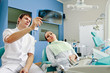 Foto: A dentist holding an x-ray A dentist holding an x-ray