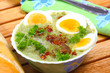 Spinatsuppe mit Ei und Schinkenspeck