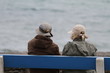 couple de personnes agées sur un banc face à la mer