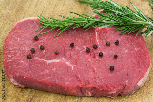 Photo: frisches Rumpsteak mit Rosmarin und Pfefferkörner frisches Rumpsteak mit Rosmarin und Pfefferkörner
