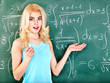 Foto: Schoolchild writing on blackboard. Schoolchild writing on blackboard.