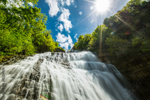 Photo: chute d'eau au soleil chute d'eau au soleil