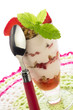 Erdbeer Dessert im Glas mit Löffel