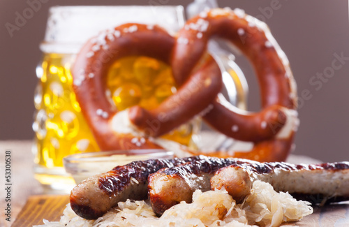Photo: Bratwürstchen mit Sauerkraut Bratwürstchen mit Sauerkraut