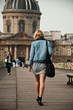 jeune femme sur la pont des Arts à Paris